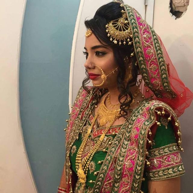 Bridal look with rose-toned eyes and pink florals