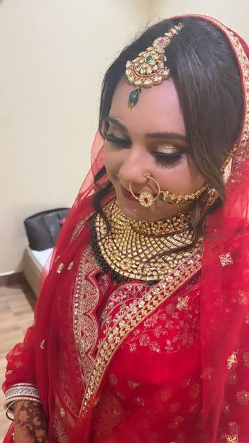 Bride in red silk saree with kundan choker