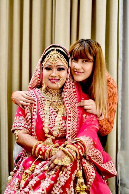 Manisha with a smiling bride in full kundan bridal jewellery