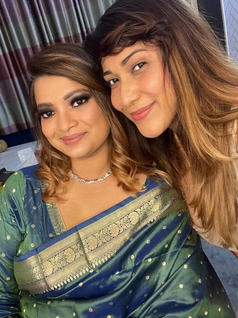 Manisha with a client in teal saree