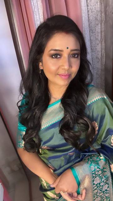Soft waves and natural glam with teal banarasi